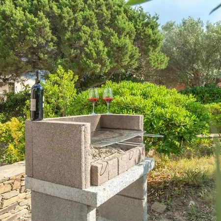 With Garden A Stone's Throw From The Sea Ferienhaus